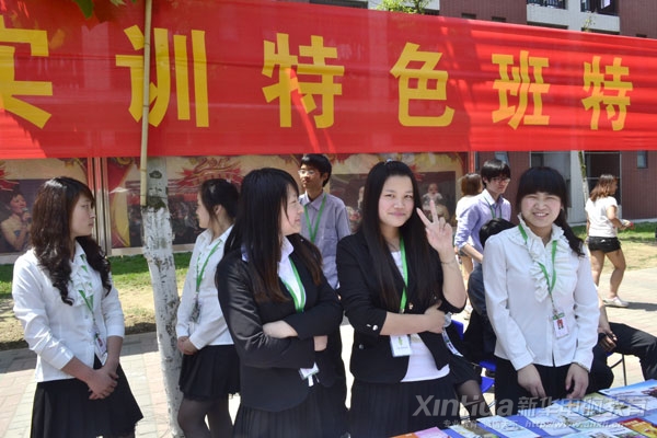 ɹչ˳չʵѵͬѧ¶õ΢Ц