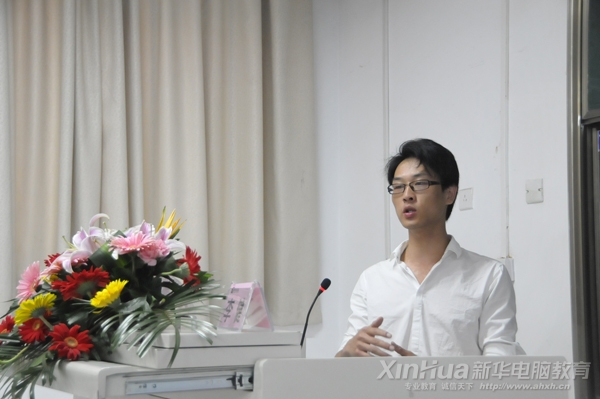 三维影视动画专业-解析报告会上安徽新华电脑专修学院动漫游戏学科负责人李建老师正在进行专业讲解