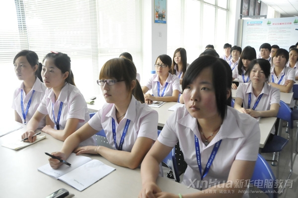 赶集网校企项目实训班的学子们正在认真听取王俊老师的讲解