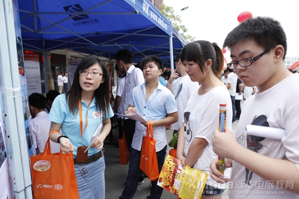 温州市网盛科技有限公司人力资源部经理正在向新华学子介绍该公司的发展规模