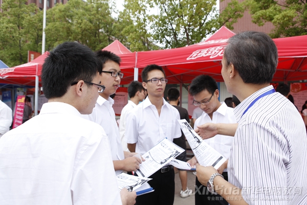 用人单位正在向新华学子们介绍公司概况