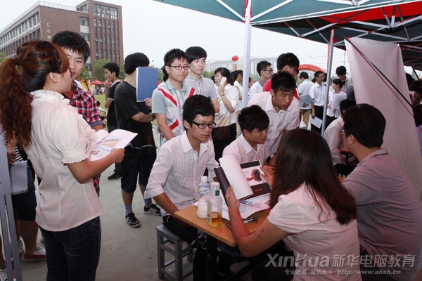 用人单位正在与新华学子交流