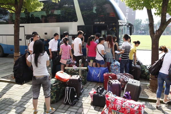 新华学子即将踏上开往上海的客车