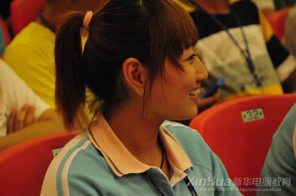 瞧,这学生笑的多欢!