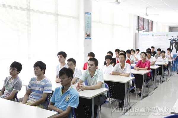 前来应聘的新华毕业学子们正在认真听取用人单位的讲解