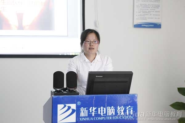 生命人寿保险公司的杨主任正在向同学们详细介绍公司的概况、发展前景