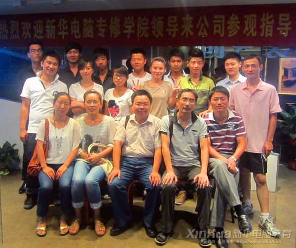 部分毕业学子与回访老师合影留念