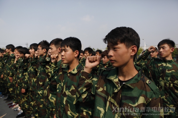 参训学生宣誓“不怕晒不怕苦”