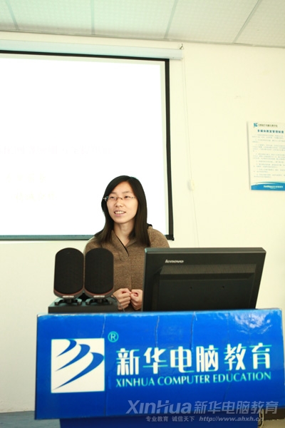 上海聚连电子商务有限公司人事部经理卢茜在开班仪式上向到场的同学们讲解该公司的概括