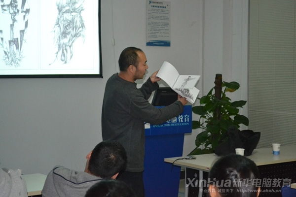 昌斌设计公司总经理汪昌斌现场为新华学子剖析案例过程