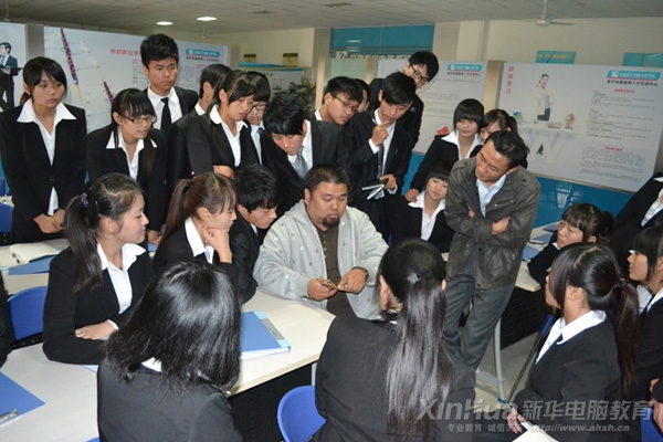 自由设计师吴大进与新华学子一同分享精彩的实战案例操作过程