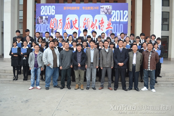 开班仪式结束后,学院领导、合肥向上设计机构总经理吴聊、合肥风月年华品牌设计公司总经理张松、昌斌设计公司总经理汪昌斌、自由设计师吴大进与平面项目实训精英班全体学员合影留念