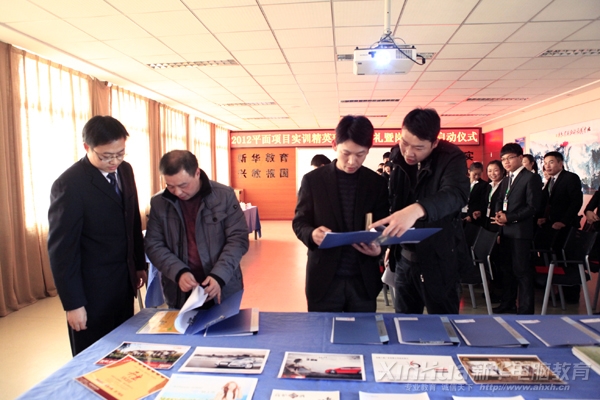 学院领导翻阅2012平面项目实训精英班学生的毕业作品