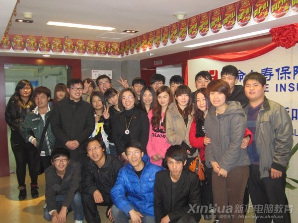部分新华毕业学子与回访老师合影留念