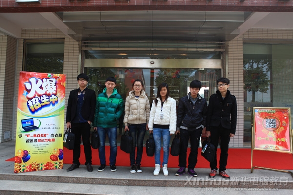 领取电脑的部分新生在校园内合影留念