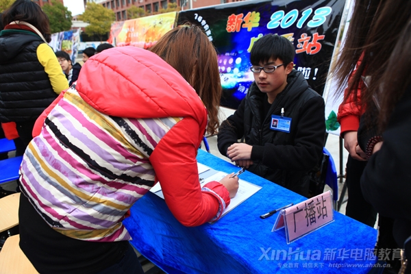 前来应聘社团的2013级新生正在填写报名表格