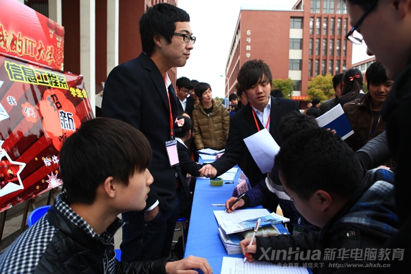 招新现场异常火爆