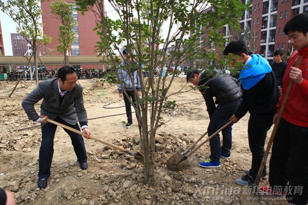 植树造林 师生同乐