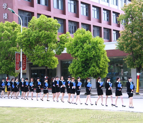 ְҵװʵѵɫѧУ԰һķ羰