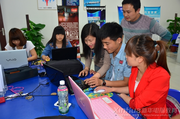 学生在老师的指导下学习网店运营与管理知识