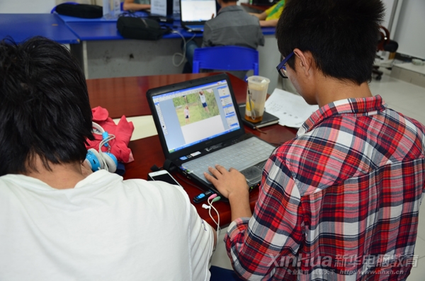 这位同学正在地处理网店图片