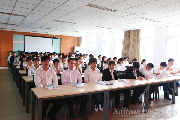 同学们在认真聆听领导讲话