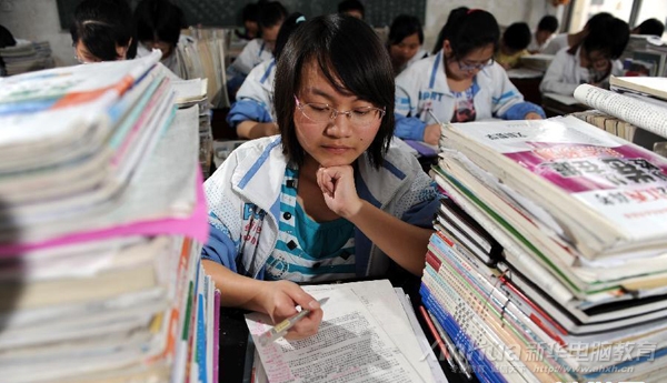 十年寒窗苦读 只为今日的一举高中