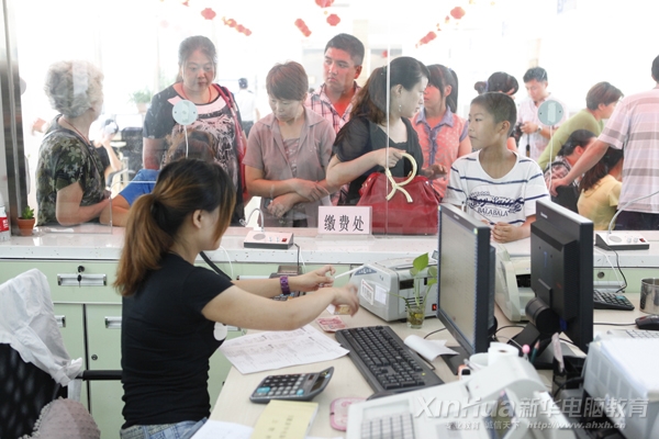 来自全国各地的学生和家长正在排队报名