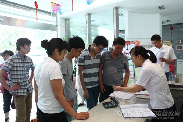 咨询报名中心内,新生们在填写入学登记表