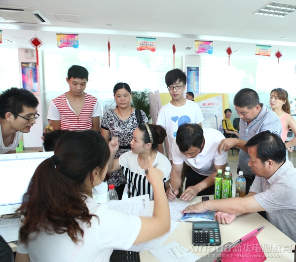 咨询老师正在为新生及家长进行详细的入学解答