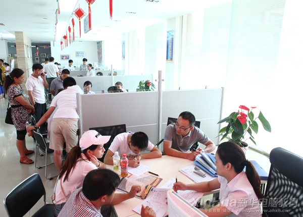 咨询报名中学前来报名学习高端电脑技术的新生们正在报读所需专业