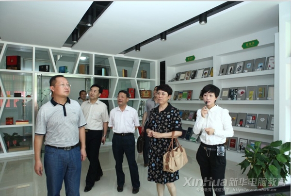 领导们参观新华电脑专修学院