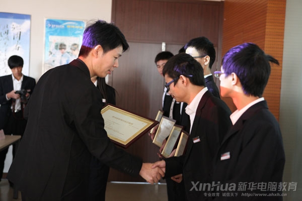 安徽新华电脑专修学院副院长王胜为创业学生颁发创业项目营业执照