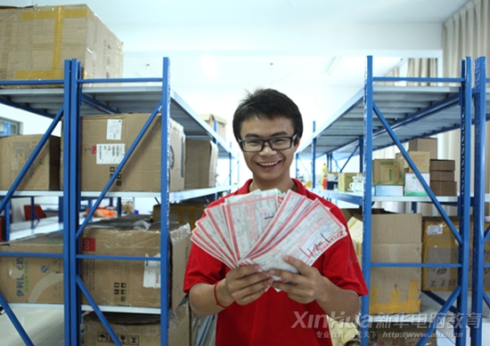 吴同学在仓库里向小编展示他这两天的成果