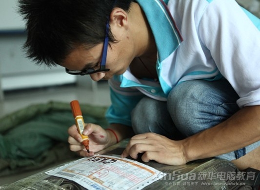 吴福来正给一天接到的单子集中打包发货