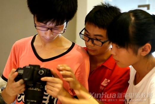 吴福来和队友研究商品的拍摄技巧