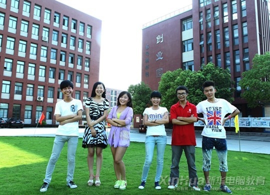 吴福来和他的淘宝创业小伙伴在创业园前留影(资料图)