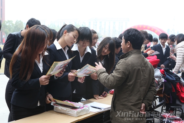 开幕式结束后,同学们迅速去现场寻找货源