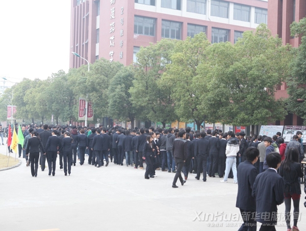 对接会现场人头攒动,热闹非凡