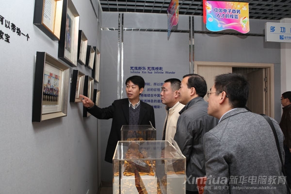 省领导和企业代表在王院长的带领下参观新华校史馆