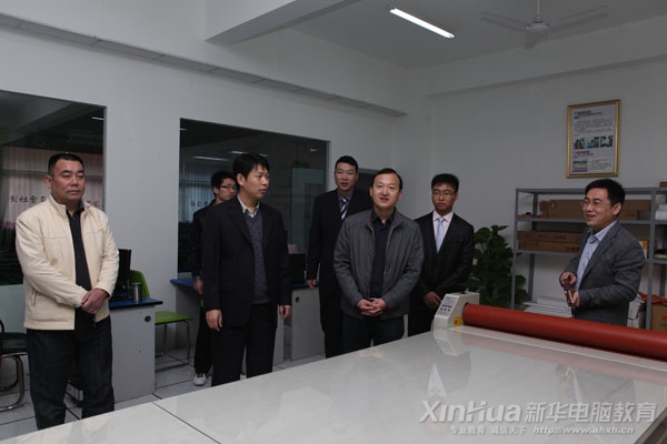 参观广告艺术实训基地印刷设备
