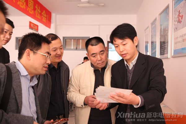 王院长向大家介绍学子邱瑞的摄影作品