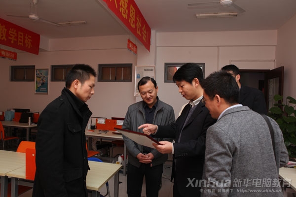 领导们观看学校为创业学子颁发的校园创业营业执照