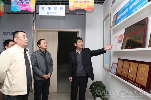 王院长向省领导介绍学院近期被评为“中国职业培训示范院校”