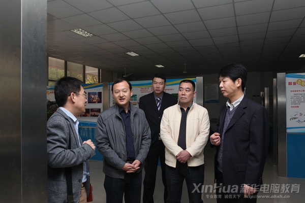 参观间隙,领导们就新华的办学特色进行交流