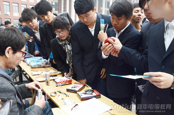 燃气暖手宝负责人正为学生们演示产品装置