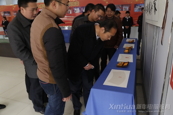 孙院长观看参展作品