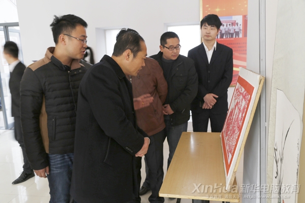 孙院长一行观看学生剪纸作品
