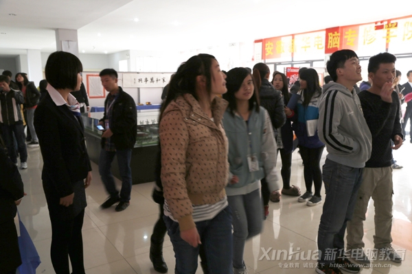 同学们正在观看展览的书画作品