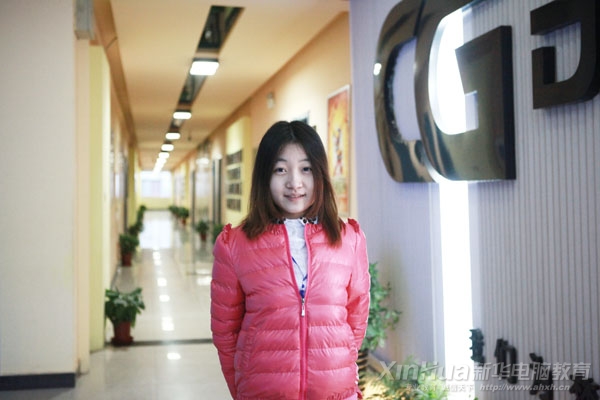 掩不住内心的喜悦,刘青卿在新华动漫游戏实训基地拍照留念